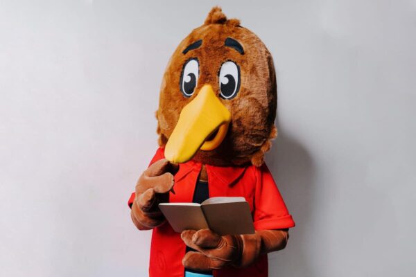 Kiwi Mobile mascot calculates savings on mobile data plan.