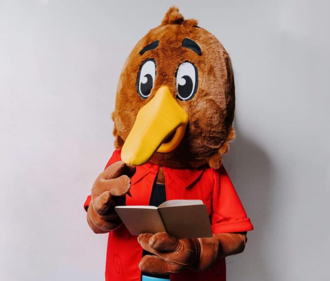 Kiwi Mobile mascot calculates savings on mobile data plan.